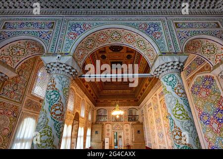 Das Innere einer historischen Synagoge in der alten Residenz eines lokalen jüdischen Mannes, in Samarkand, Usbekistan. Stockfoto