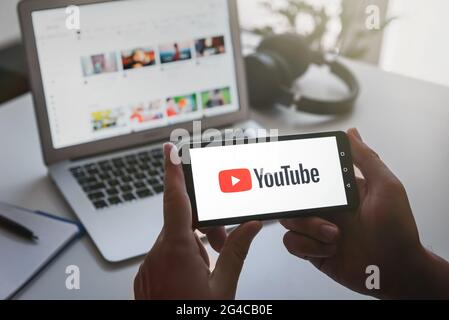 Breslau, Polen - 17. JUN 2021: Mann hält Gerät mit YouTube-Logo auf dem Bildschirm. YouTube ist der beliebteste Videodienst, der von Google entwickelt wurde. Stockfoto