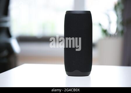 Intelligenter Lautsprecher auf dem Tisch. Modernes Smart-Home-Gerät, intelligentes Assistenzgerät Stockfoto