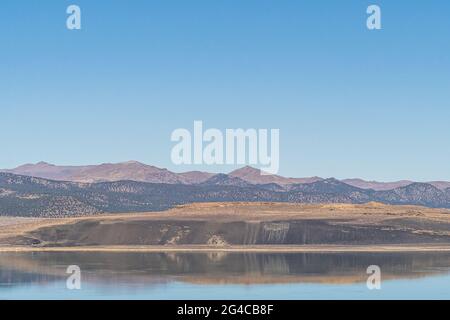 Mono Lake, Kalifornien im Herbst an sonnigen Tagen mit klarem blauen Himmel und Tuffstein Stockfoto