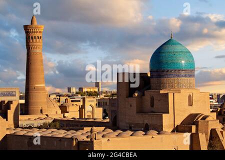 Poi Kalon Moschee und Minarett bei Sonnenuntergang in Buchara, Usbekistan. Stockfoto