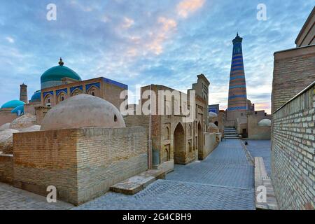 Altstadt Chiwa bei Sonnenaufgang mit dem Islam Khoja Minarett im Hintergrund, Usbekistan Stockfoto