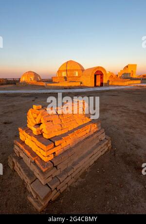 Mausoleen bei Sonnenuntergang, auf dem alten Friedhof von Mizdakhan in Nukus, Usbekistan Stockfoto