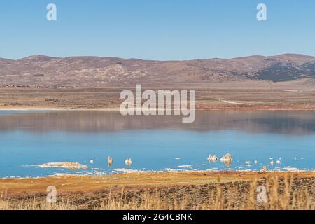 Mono Lake, Kalifornien im Herbst an sonnigen Tagen mit klarem blauen Himmel und Tuffstein Stockfoto