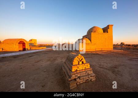 Mausoleen bei Sonnenuntergang, auf dem alten Friedhof von Mizdakhan in Nukus, Usbekistan Stockfoto