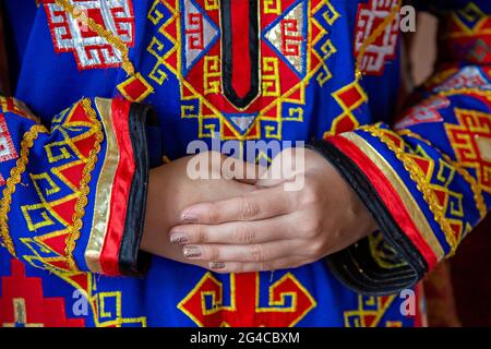 Details von Motiven auf dem bunten traditionellen Hochzeitskleid in Nukus, Usbekistan Stockfoto