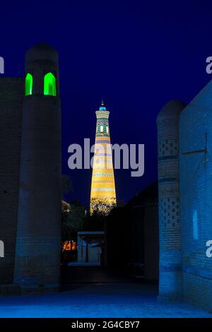 Altstadt Chiwa in der Morgendämmerung mit Islam Khoja Minarett, Usbekistan Stockfoto