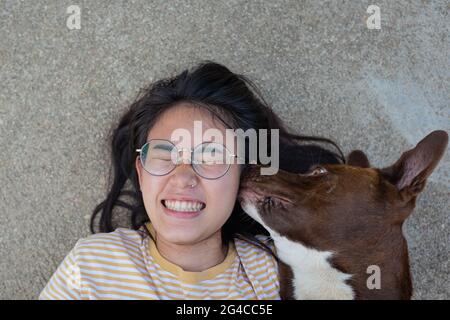 Mädchen spielen mit ihrem Hund Stockfoto