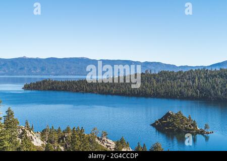 Emerald Bay, Lake Tahoe, Kalifornien mit Blick auf die Fannette Insel an klaren Tagen Stockfoto