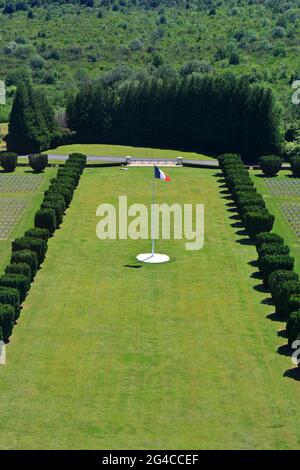 Die französische Flagge, die stolz über die Fleury-Devant-Douaumont National Necropolis im Ersten Weltkrieg in Douaumont-Vaux (Meuse), Frankreich, fliegt Stockfoto