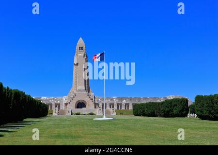 Die französische Flagge, die stolz über die Nationale Nekropole Douaumont Ossuary & Fleury-devant-Douaumont in Douaumont-Vaux (Meuse), Frankreich, fliegt Stockfoto