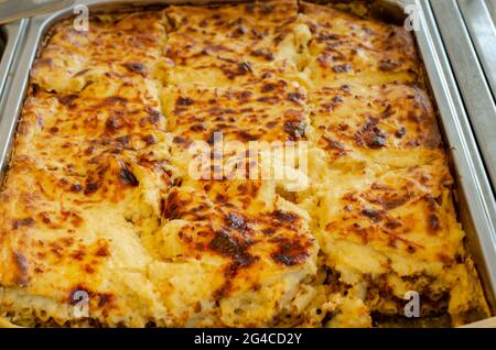 Eine Nahaufnahme von Pastitsio auf einer Tablettpfanne Stockfoto