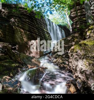 Martorpsfallet Wasserfall, Bach, der im Wald auf Kalksteinfelsen verfällt Stockfoto