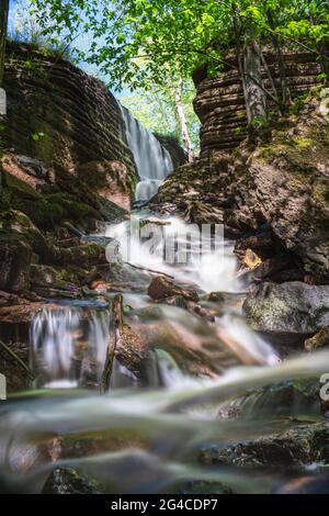 Martorpsfallet Wasserfall, Bach, der im Wald auf Kalksteinfelsen verfällt Stockfoto