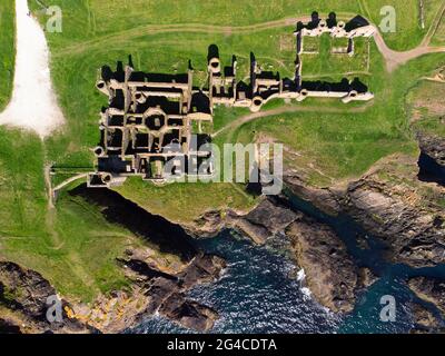 Luftaufnahme von der Drohne von Slains Castle auf Klippen in der Nähe von Cruden Bay in Aberdeenshire, Schottland, Großbritannien Stockfoto