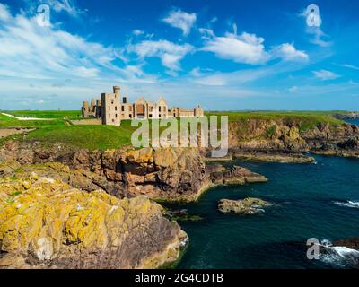 Luftaufnahme von der Drohne von Slains Castle auf Klippen in der Nähe von Cruden Bay in Aberdeenshire, Schottland, Großbritannien Stockfoto