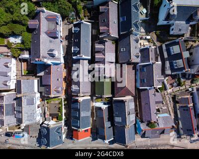Luftaufnahme von dicht bepackten Cottages in Seatown im historischen Dorf Gardenstown an der Moray firth Coast in Aberdeenshire, Schottland, Großbritannien Stockfoto