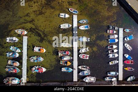 Luftaufnahme von der Drohne von Fischerbooten im Hafen im historischen Dorf Gardenstown an der Moray firth Coast in Aberdeenshire, Schottland, Großbritannien Stockfoto