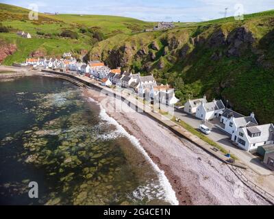 Luftaufnahme von der Drohne des Dorfes Pennan an der Küste von Moray Firth in Aberdeenshire, Schottland, Großbritannien Stockfoto