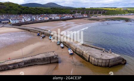 Blick auf den Hafen von Cullen an der Küste von Moray Firth in Moray, Schottland, Großbritannien Stockfoto