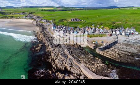 Luftaufnahme von der Drohne des Dorfes Sandend am Moray Firth in Aberdeenshire, Schottland, Großbritannien Stockfoto