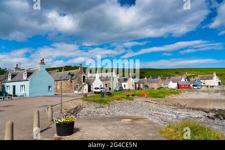 Traditionelle Ferienhäuser neben dem Hafen im Dorf Sandend am Moray Firth in Aberdeenshire, Schottland, Großbritannien Stockfoto