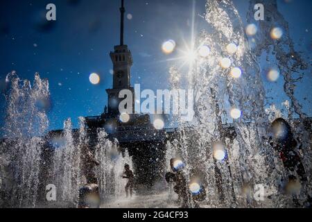 Moskau, Russland. 20. Juni 2021 Trockener Brunnen auf dem Platz vor dem Gebäude der North River Station während der drückenden Hitze in Moskau, Russland Stockfoto