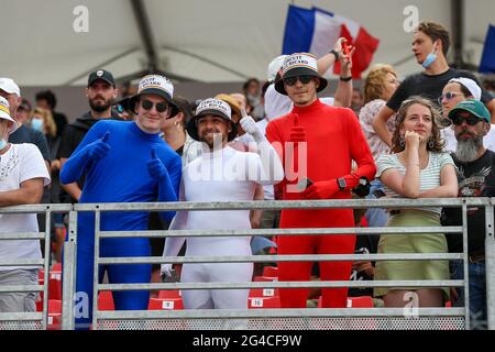 Circuit Paul Ricard, Le Castellet, Frankreich am 20. Juni 2021 Französische Fans in schickes Kleid während des Formel 1 Emirates Grand Prix De France 2021 Stockfoto