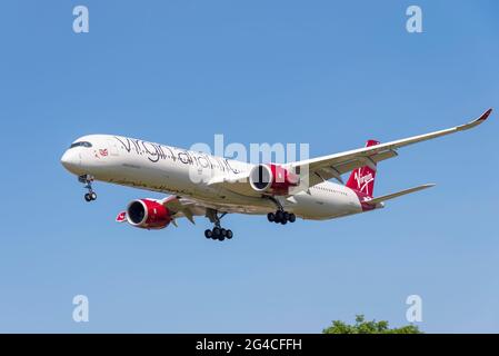 Das Virgin Atlantic Airbus A350-Flugzeug G-VJAM wurde zur Königin der Herzen ernannt und landet im Finale am Flughafen London Heathrow, Großbritannien Stockfoto