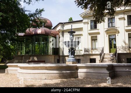 Brunnen und Pool im Garten der Lenck-Villa, Baujahr 1890, Sopron, Ungarn Stockfoto