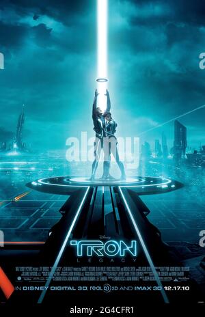 TRON: Legacy (2010) unter der Regie von Joseph Kosinski mit Jeff Bridges, Garrett Hedlund, Olivia Wilde und Daft Punk. Visuell und akustisch beeindruckende Fortsetzung, in der Sam Flynn mit seinem Vater in einer virtuellen, in sich geschlossenen Welt zusammenarbeitet, die von der CLU regiert wird, die Pläne hat, in die reale Welt einzudringen. Stockfoto