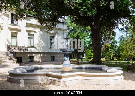 Brunnen und Pool im Garten der Lenck-Villa, Baujahr 1890, Sopron, Ungarn Stockfoto