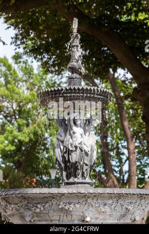 Brunnen im Garten der Lenck-Villa, erbaut 1890, Sopron, Ungarn Stockfoto