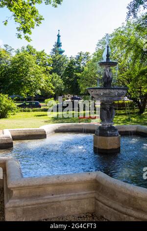 Steinpool mit Brunnen im Garten der Lenck-Villa, Sopron, Ungarn Stockfoto