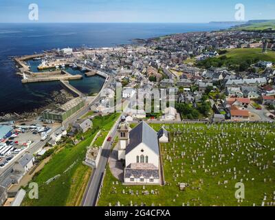 Luftaufnahme von der Drohne der Kirche und der Stadt Macduff an der Küste von Moray Firth in Aberdeenshire, Schottland, Großbritannien Stockfoto