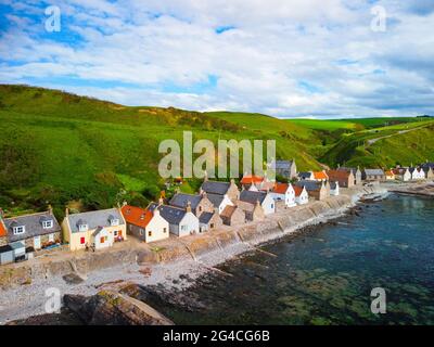 Luftaufnahme von einer Drohne von Häusern im Dorf Crovie an der Küste von Moray Firth in Aberdeenshire, Schottland, Großbritannien Stockfoto