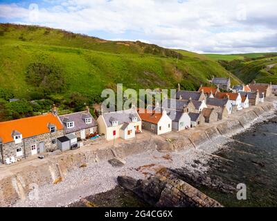 Luftaufnahme von einer Drohne von Häusern im Dorf Crovie an der Küste von Moray Firth in Aberdeenshire, Schottland, Großbritannien Stockfoto