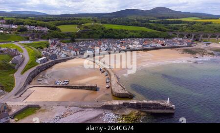 Blick auf den Hafen von Cullen an der Küste von Moray Firth in Moray, Schottland, Großbritannien Stockfoto