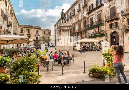 Palermo, Sizilien, Italien - 6. Oktober 2017: Die Statue von Karl V. ist ein Denkmal von Palermo auf dem Bologni Platz in der Nähe des Alliata Villafranca Palastes. Stockfoto