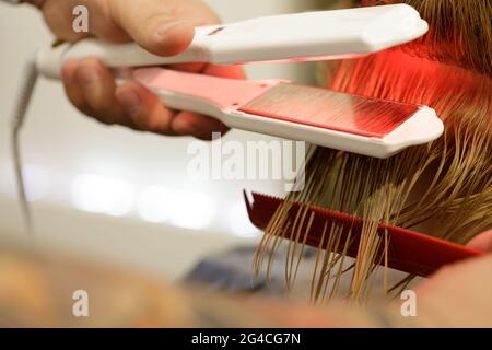 Keratin Recovery Haar-und Protein-Behandlung Stapel mit Ultraschall-Eisen-Tool. Stockfoto