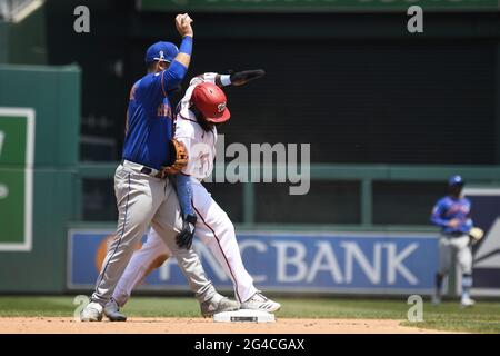 Washington, Usa. Juni 2021. Der Shortstop von New York Mets, Luis Guillorme, trifft den Ball, als der zweite Baseman der Washington Nationals, Josh Harrison, am Sonntag, dem 20. Juni 2021, im vierten Inning im Nationals Park in Washington, DC, sicher in die zweite Basis läuft. Foto von Caroline Brehman/UPI Credit: UPI/Alamy Live News Stockfoto