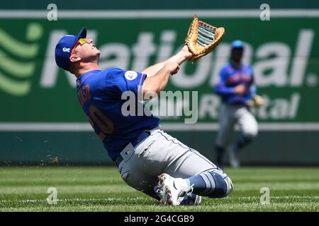 Washington, Usa. Juni 2021. New York Mets erster Baseman Pete Alonso rutscht, um den Ball im zweiten Inning gegen die Washington Nationals im Nationals Park in Washington, DC am Sonntag, 20. Juni 2021, zu fangen. Foto von Caroline Brehman/UPI Credit: UPI/Alamy Live News Stockfoto