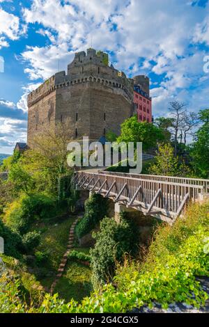 Schloss Schönberg über der gut erhaltenen mittelalterlichen Stadt Oberwesel, UpperMittelrheintal, UNESCO-Weltkulturerbe, Rheinland-Pfalz, Deutschland Stockfoto