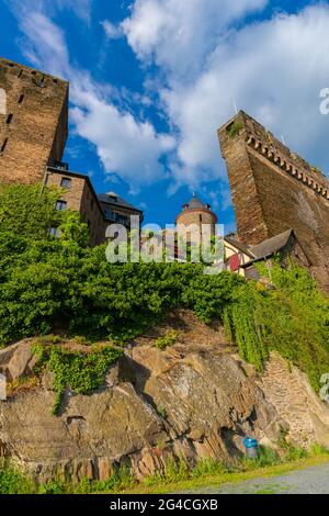 Schloss Schönberg über der gut erhaltenen mittelalterlichen Stadt Oberwesel, UpperMittelrheintal, UNESCO-Weltkulturerbe, Rheinland-Pfalz, Deutschland Stockfoto