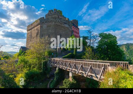 Schloss Schönberg über der gut erhaltenen mittelalterlichen Stadt Oberwesel, UpperMittelrheintal, UNESCO-Weltkulturerbe, Rheinland-Pfalz, Deutschland Stockfoto