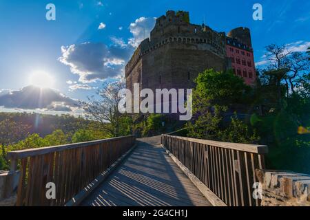 Schloss Schönberg über der gut erhaltenen mittelalterlichen Stadt Oberwesel, UpperMittelrheintal, UNESCO-Weltkulturerbe, Rheinland-Pfalz, Deutschland Stockfoto