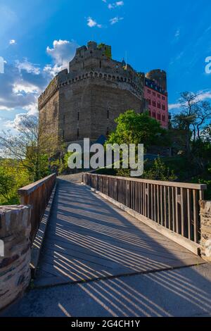 Schloss Schönberg über der gut erhaltenen mittelalterlichen Stadt Oberwesel, UpperMittelrheintal, UNESCO-Weltkulturerbe, Rheinland-Pfalz, Deutschland Stockfoto