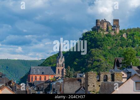 Schloss Schönberg über der gut erhaltenen mittelalterlichen Stadt Oberwesel, UpperMittelrheintal, UNESCO-Weltkulturerbe, Rheinland-Pfalz, Deutschland Stockfoto