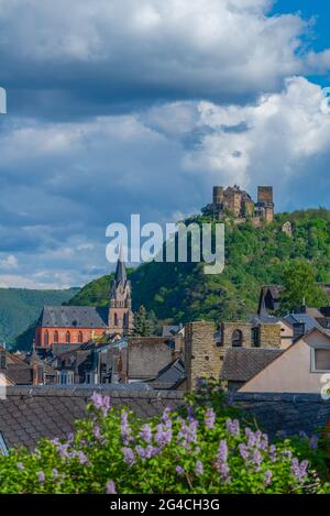 Schloss Schönberg über der gut erhaltenen mittelalterlichen Stadt Oberwesel, UpperMittelrheintal, UNESCO-Weltkulturerbe, Rheinland-Pfalz, Deutschland Stockfoto