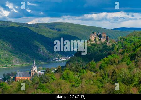 Schloss Schönberg über der gut erhaltenen mittelalterlichen Stadt Oberwesel, UpperMittelrheintal, UNESCO-Weltkulturerbe, Rheinland-Pfalz, Deutschland Stockfoto